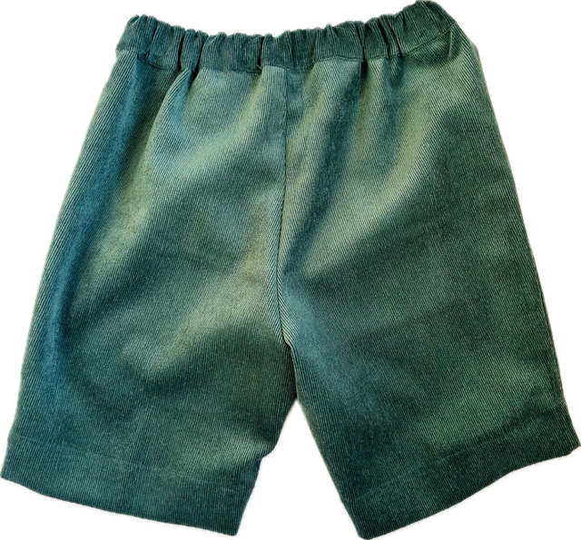 Pantaloni bermuda Mavilu modello Ettore in velluto a costine color verde smeraldo