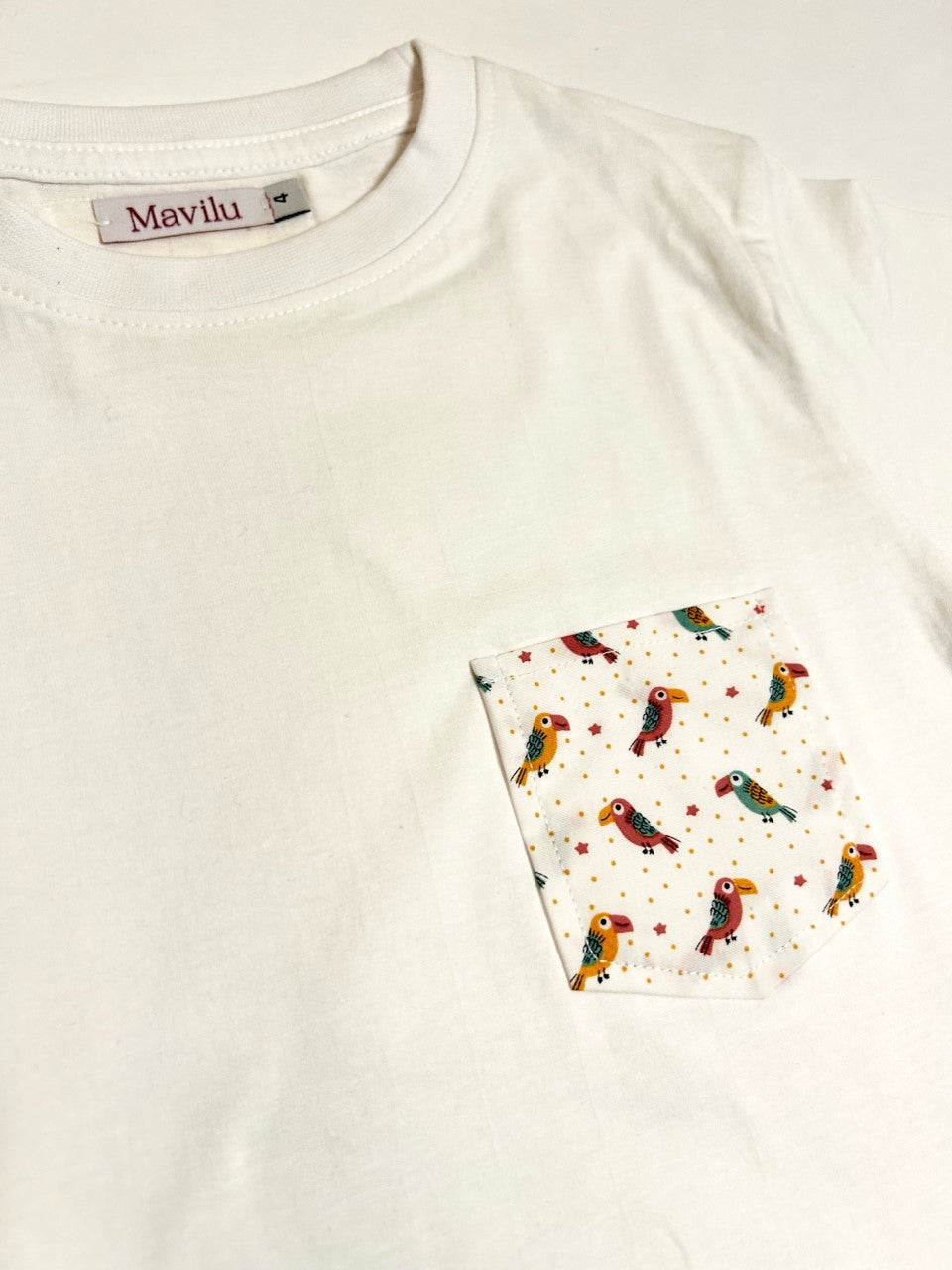 T-shirt Mavilu per bambini con tasca a contrasto in fantasia con simpaticissimi pappagalli colorati in 100% Cotone